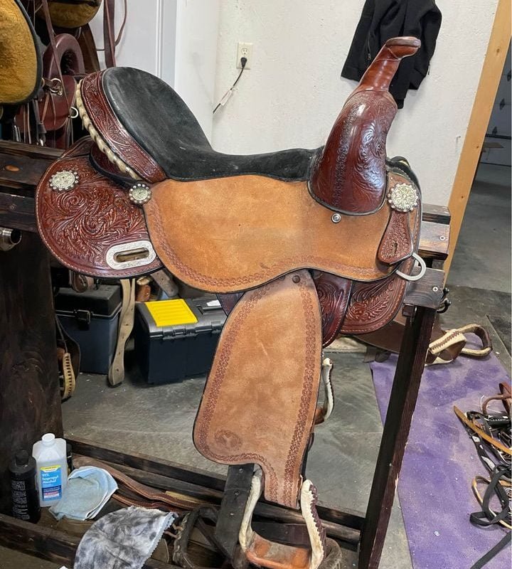 15.5-Circle-Y-Just-Be-Natural-barrel-saddle